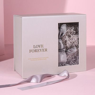 리본과 맞춘 플랫팩 자기를 띤 선물 상자 핑크색 용지