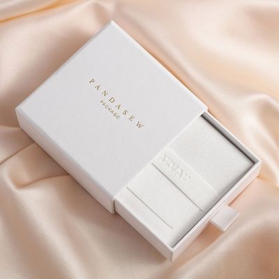 공단 끌어당기는 사람으로 열리는 세련된 작은 마분지 보석 포장 상자 활주