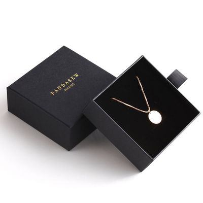 1.5cm 두께의 스폰지로 검은 색 판지 목걸이 상자를 꺼내십시오.